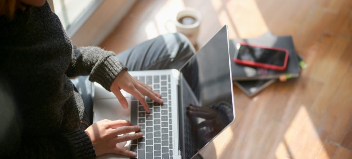 ragazza digita sul pc